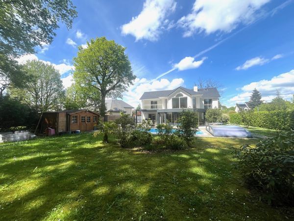Maison lumineuse avec piscine chauffée dans un parc arboré, à deux pas de Nantes