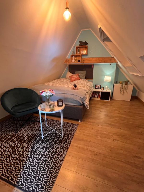 La chambre privée au 2ème étage et à 1km d'un bras de mer