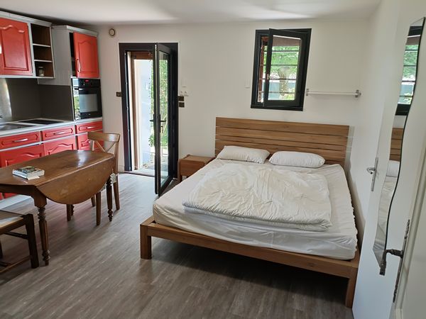 Le studio avec terrasse et accès partagé jardin / piscine de Christelle