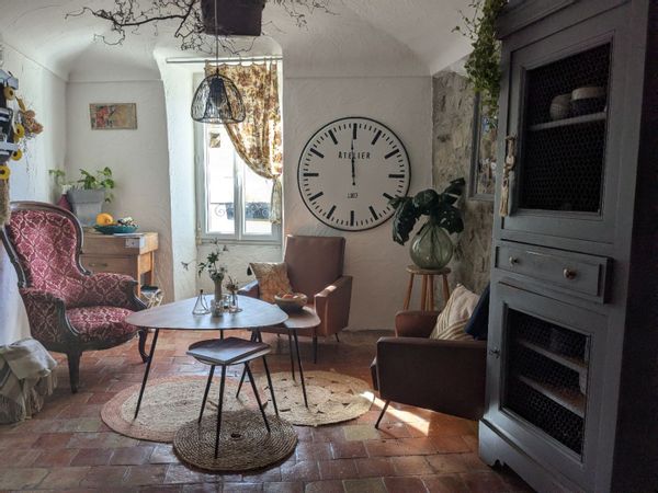 "Village paisible, rivière apaisante : maison décorée pour des vacances authentiques"
