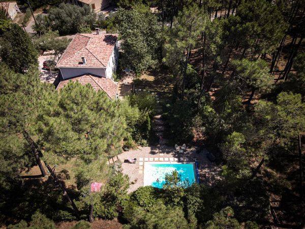 Bastide en Ardèche dans les pins