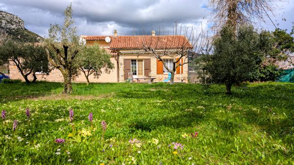 Maison en Provence au pays de Giono RDC idéal  pour 2 personnes  max 4