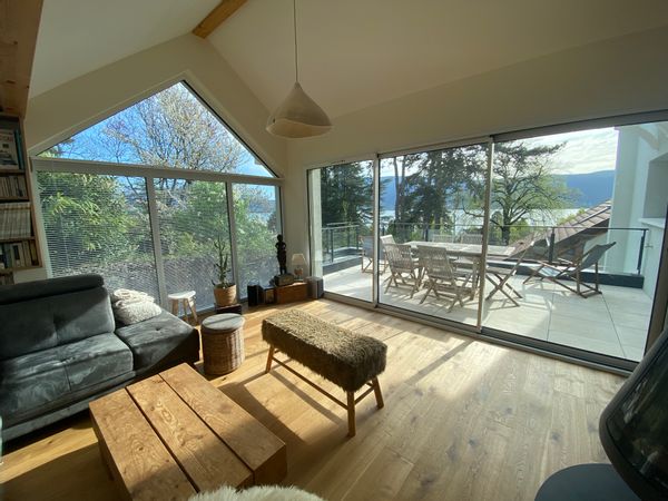 Maison d’architecte entre lac et montagnes.