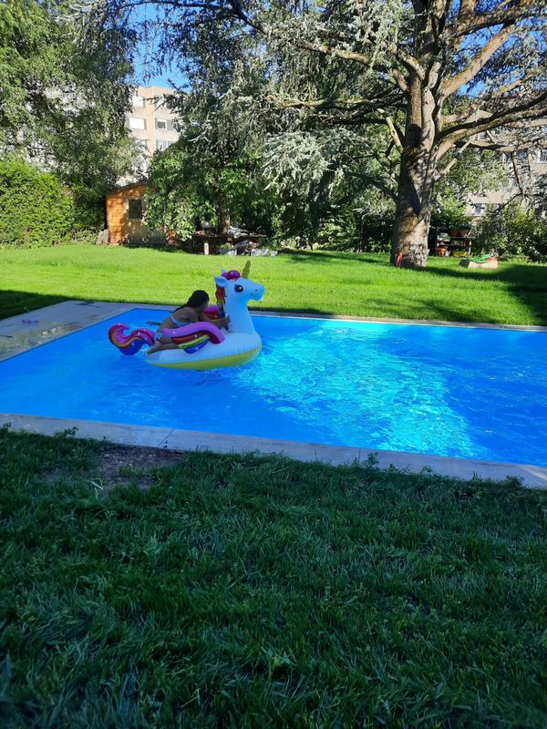 Belle maison, piscine, jardin au pied du massif du Jura, à proximité de Genève et des Alpes