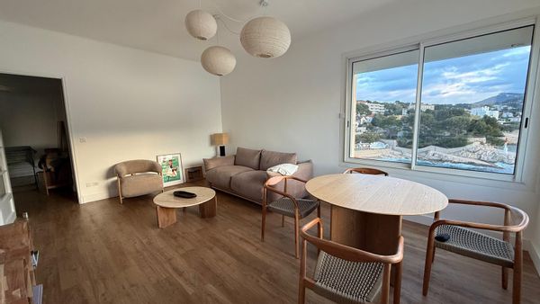 Cassis Face à la Mer : Élégance et Confort Rénové