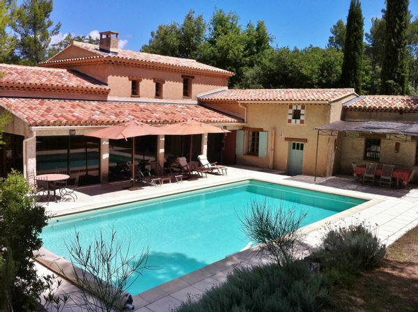 Maison avec piscine au coeur du Parc Naturel du Lubéron, en Provence, France. Pas de demandes pour moins d une semaine ni pour juillet août svpl.