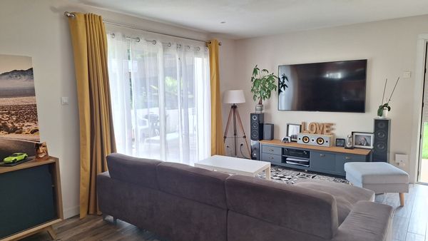 Maison chaleureuse et grand jardin près d'une rivière