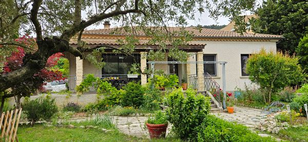 Un havre de paix à deux pas du village, un jardin avec piscine, calme et spacieux comme la maison.