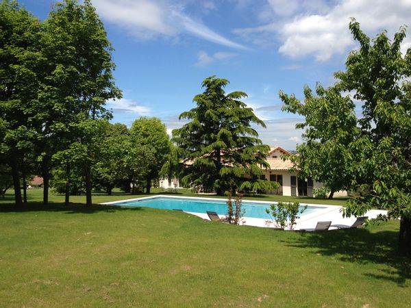 Maison avec piscine privée dans la proche banlieue de Lyon