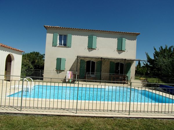 Bastide avec piscine en garrigue entre mer et montagnes