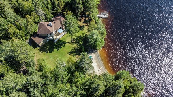 Chalet,spa,quai, terrasse sur l’eau et superbes couchers de soleil. Indisponible de juin à sept 2026