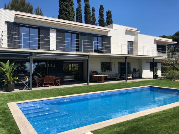 Belle maison moderne avec vue sur la mer située dans un quartier résidentiel de la ville de Mataró