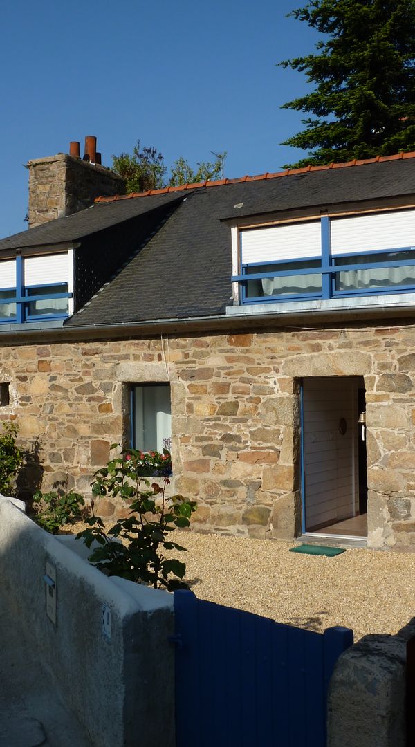 Petite maison de pécheur en Bretagne au bord de la mer
