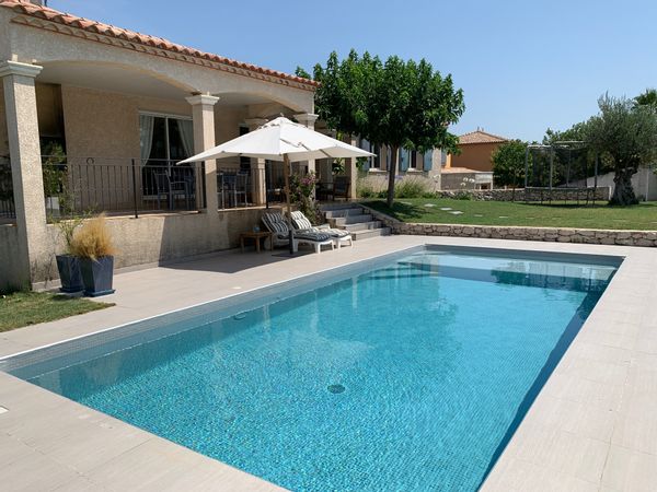 Maison avec piscine dans village proche de Nîmes