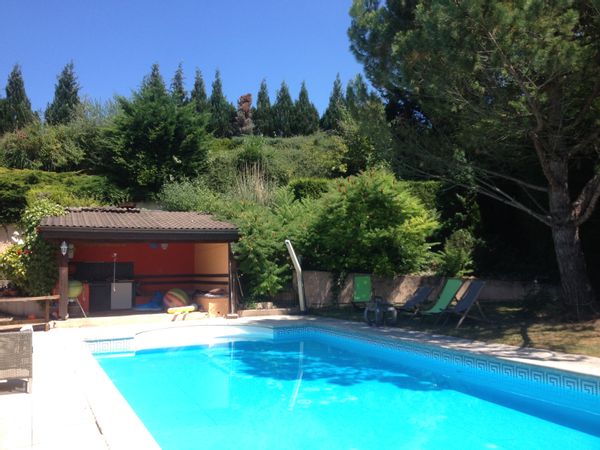 Près de Geneve, une belle maison avec piscine devant le lac et au pied des montagnes
