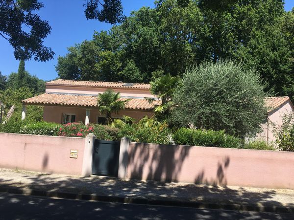 A deux pas de Bordeaux maison quartier calme à 30mn de Saint Emilion, 45 mn du Médoc et d' Arcachon et plages océannes