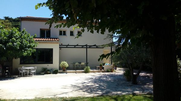 Villa avec grand jardin arboré et piscine