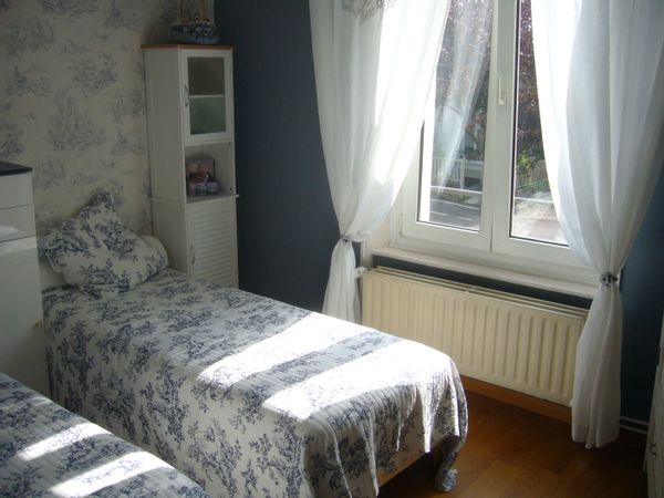 Une chambre avec sa  salle de bain , dans la maison de Catherine (l'ensemble 17 m2 )