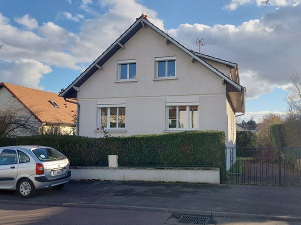 Entre ville et campagne : grande maison à 10mn du centre de Dijon