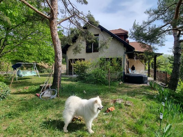 Maison plein sud avec jacuzzi sous les pins et vue splendide sur la montagne