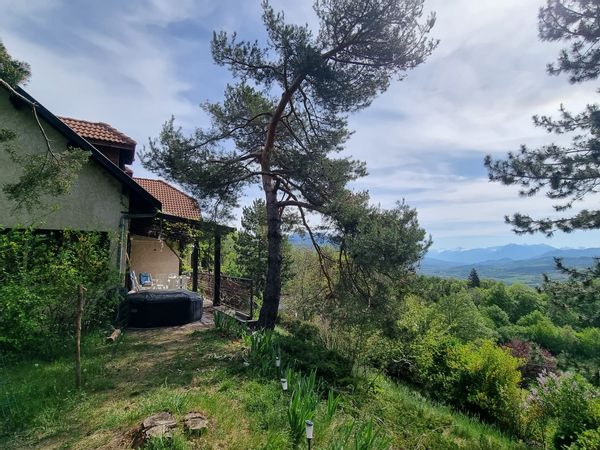 Maison plein sud avec jacuzzi sous les pins et vue splendide sur la montagne