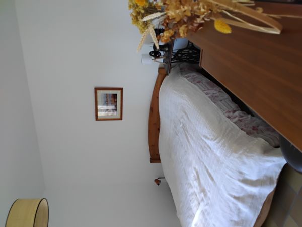 La chambre privée de Laure Et Florian, au premier étage de notre maison, avec salle de bain privée .