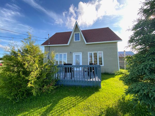 Charmante maison sur 2 étages. Bien équipée et fonctionnelle.  Rocher Percé à 11 minutes en auto.