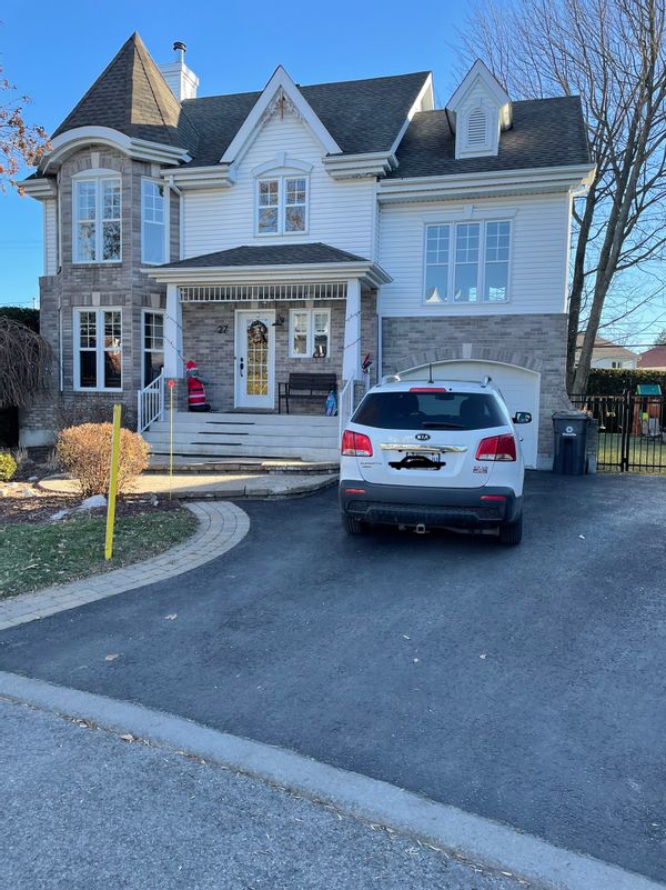 Chaleureuse maison à 30 minutes de Montréal et des montagnes des Laurentides! Piscine chauffée