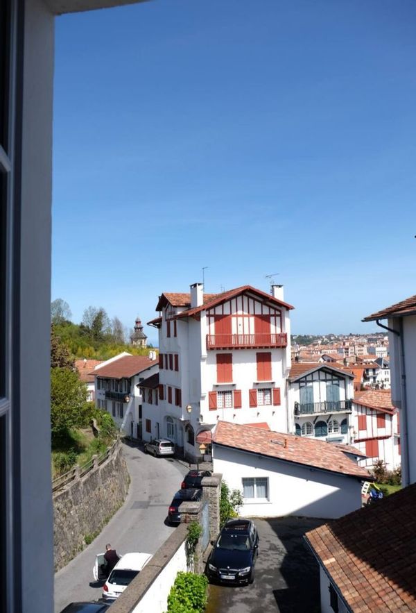 Appartement dans une maison basque, plages et commerces accessibles à pied.