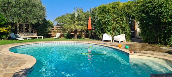 L'annexe au bord de la piscine.