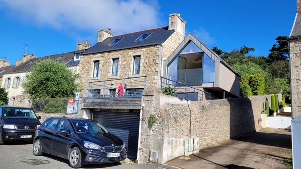 La maison bretonne au bord de la mer