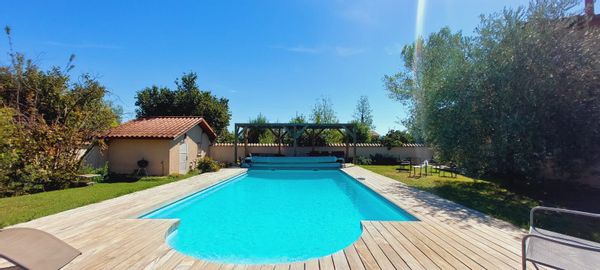 Piscine / jacuzzi + 1 à 4 Chambres invités + pièce détente ds Beaujolais sur la route des vacances