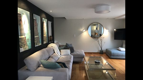 Maison très lumineuse à la décoration soignée .