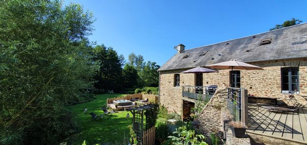 Entre le Mont St Michel et les plages du débarquement, Moulin 18ème, Jacuzzi, étang, rivière.