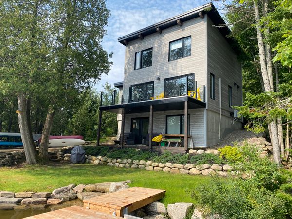 Charmante maison située au bord d'un lac, entre Québec et Montréal