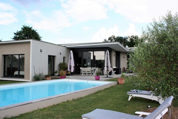 Villa d'architecte avec piscine chauffée, nature et calme, près de Bordeaux.