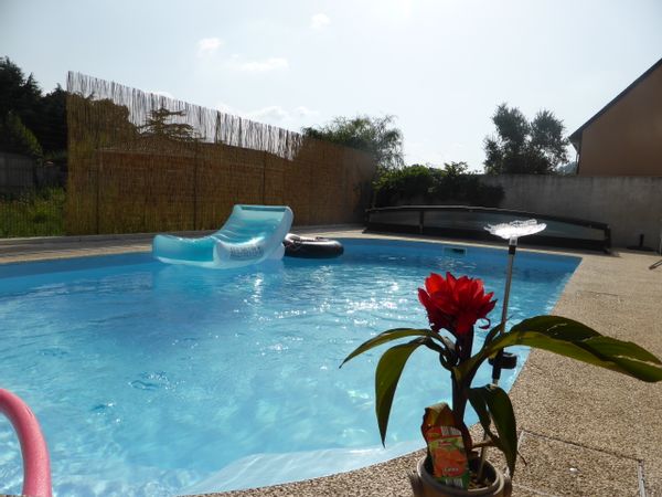 Deux chambres privées dans une maison avec piscine