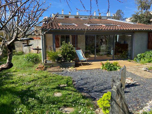 Pavillon citadin dans un écrin de verdure