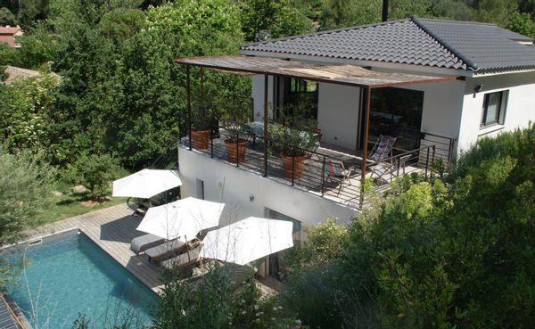 Maison contemporaine avec piscine à proximité d'Aix-en-provence