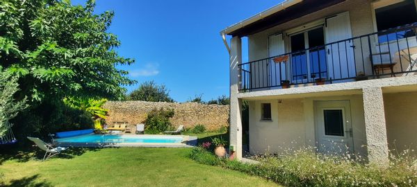Maison individuelle avec jardin et piscine dans charmant village provençal