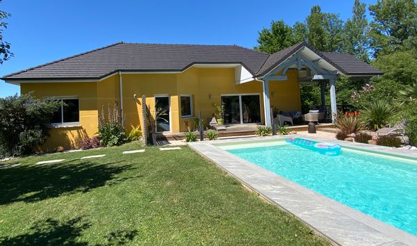 Grande Maison moderne et familiale avec piscine au pied des Pyrénées