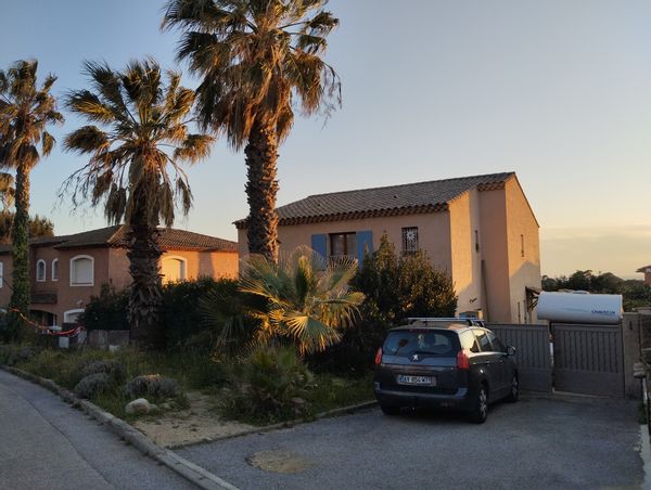 La maison de Christelle est une maison traditionnelle du sud de la France .spacieuse ensoleillé au grand calme avec tout a pied:commerce ,plage,club nautique ,village et très bien située dans le parc national de port gros  avec vue mer .