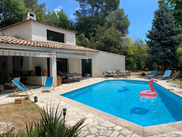 Maison familiale avec grand jardin et piscine à proximité du village et des transports