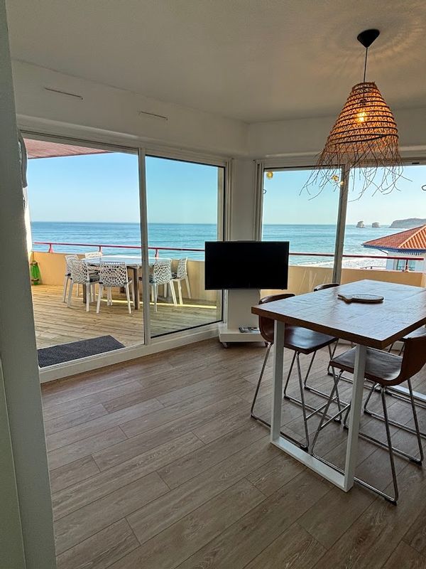 Appartement Hendaye Plage Front de Mer Duplex 74m2 au total.