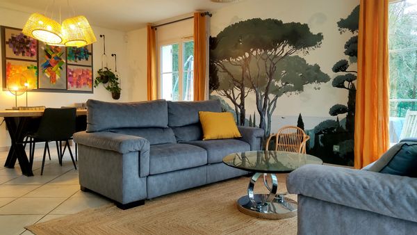 La maison moderne en lisière de forêt