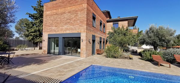 Villa moderne avec piscine et vue mer, à 20 min de Barcelone