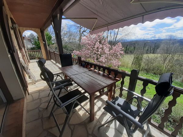 belle maison avec vue imprenable sur les Pyrénées