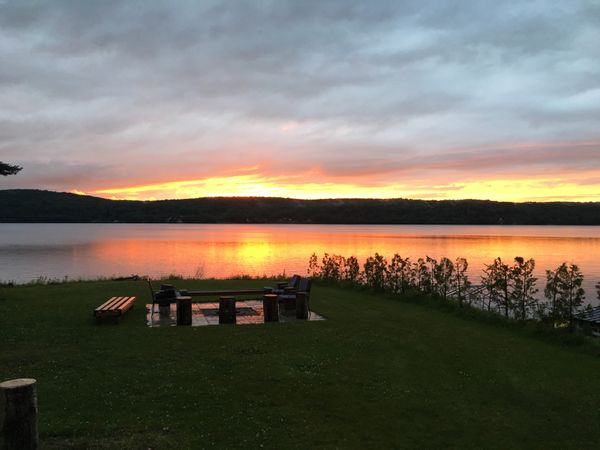 Super maison au bord de l’eau dans un beau village Québécois