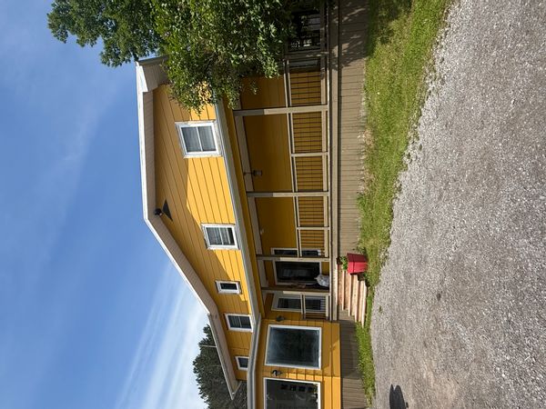 Une maison jaune comme le soleil ☀️ Un havre de paix au cœur des montagnes mais à côté de Québec