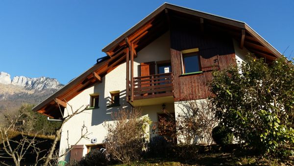 Maison familiale dans village entre montagne et lac